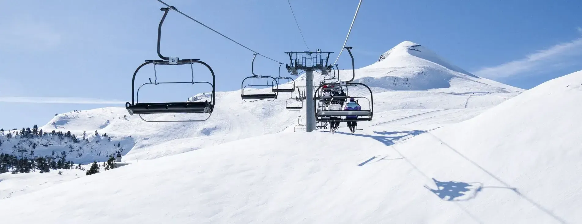skieurs sur télésiège pyrénées